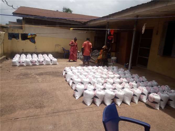300 Säcke Reis konnten von den Spenden gekauft werden, um den größten Hunger zu lindern. Fotos: Nwanne die namba