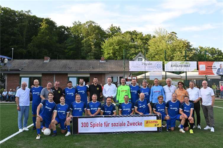 300 Spiele für gute Zwecke: die Lotto-Elf mit Trainer Hans-Peter Briegel (hinten, 4.v.r.) und Teammanager Edgar Schmitt (hinten, 3.v.l.). Beim Spiel in Wehr freuten sich auch Innenminister Michael Ebling (hinten, 8.v.l.), MdL Petra Schneider (3.v.r.), Lotto-Geschäftsführer Jürgen Häfner (hinten, 2.v.r.), Mainz-05- Profi Stefan Bell (hinten, 7.v.l.) und der Inspekteur der rheinlandpfälzischen Polizei, Friedel Durben (rechts).  Foto: Peter Seydel