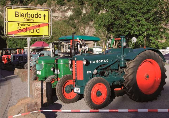 300 Traktoren wurden auf dem Gelände aufgestellt. -SES-