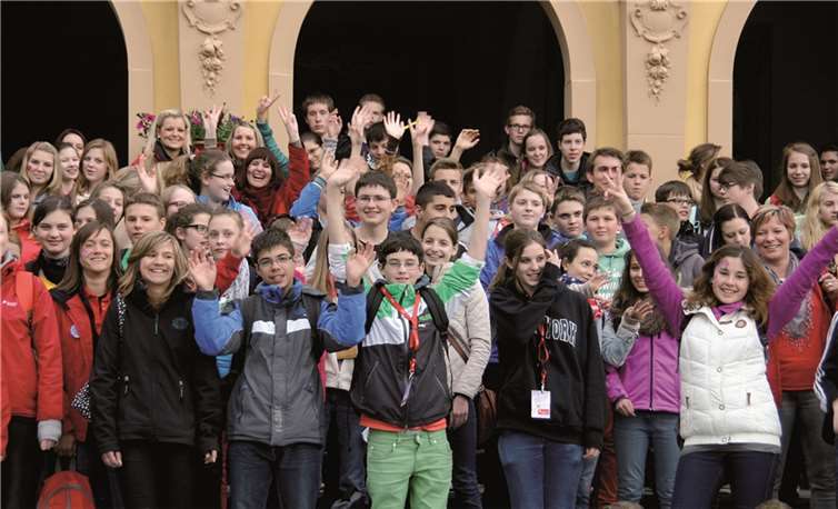 300 junge Kunden der Sparkasse Neuwied machten einen Ausflug ins Phantasialand Brühl bei Köln, wo sie die zahlreichen Attraktionen und Shows genossen. privat