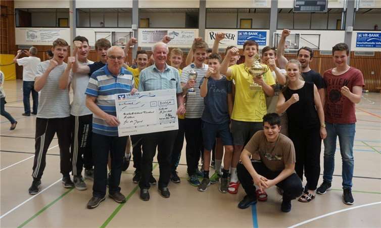 3.000 Euro für die Nachwuchsförderung des Handballverbandes Rheinland und strahlende Sieger aus der Pfalz.