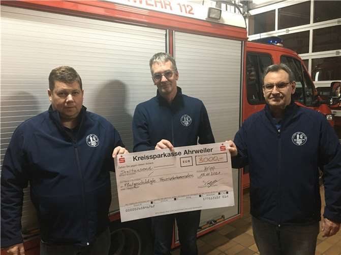 3000 Euro konnte die Feuerwehr Kripp an betroffene Feuerwehrangehörige übergeben. Foto: privat
