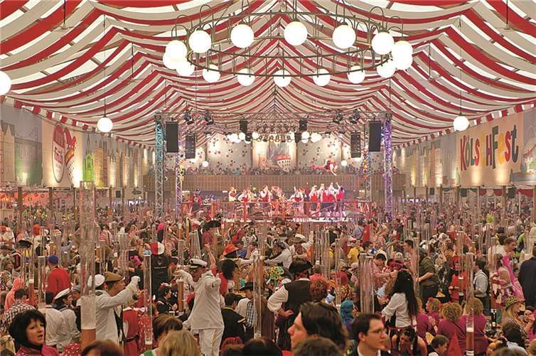 300.000 Jecke feierten in den letzten Jahren eine Mega-Party im großen Holzzelt am Südstadion. privat