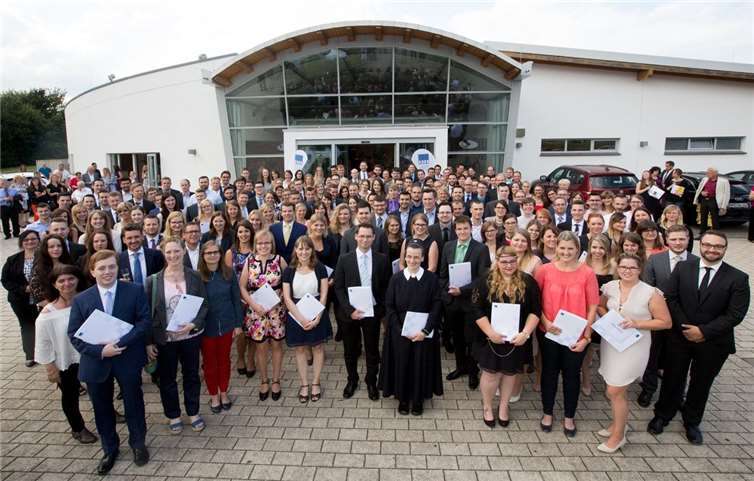 305 Absolventen aus sechs Studiengängen feierten in Ochtendung ihren Abschluss. privat