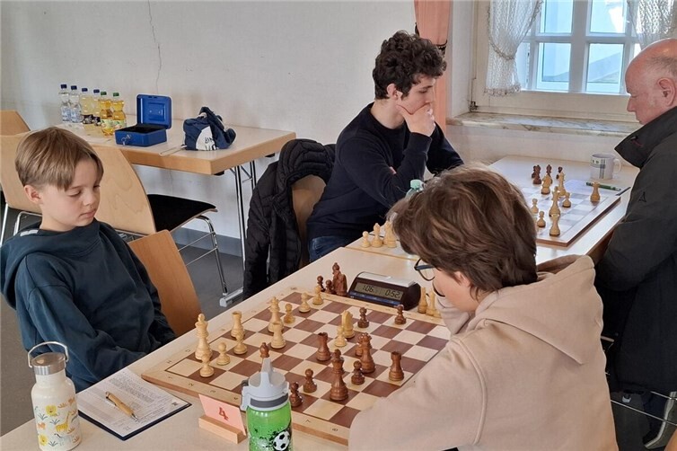 3:1-Sieg der Ahrtaler dank souveräner Partieführungen: Fjodor Jung (links im Bild) hat gerade den Bauern auf c5 durch ein Scheinopfer gewonnen. Auch Ben Klatt (2.v.l.) setzt seinen Gegner unter Druck.