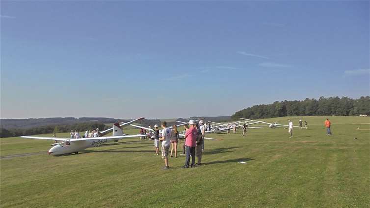 31 Teilnehmer aus elf rheinland-pfälzischen Segelflugvereinen starteten beim Jugendvergleichsfliegen in Wershofen.