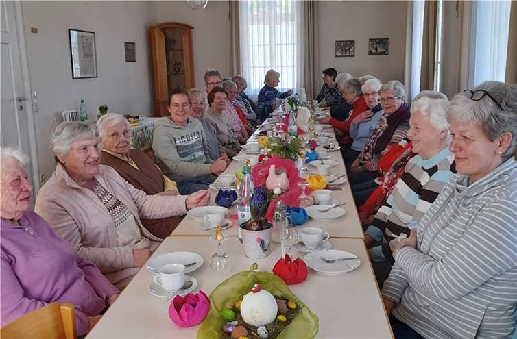 32 Frauen unterschiedlichsten Alters saßen an bunt dekorierten Tischen bei Kaffee, Tee, Mineralwasser und selbstgebackenem Kuchen zusammen und schnatterten fröhlich drauf los. Foto: privat