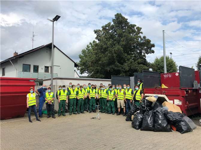 32 Mitarbeiter sammelten 32 Müllsäcke an Müll ein. Foto: privat