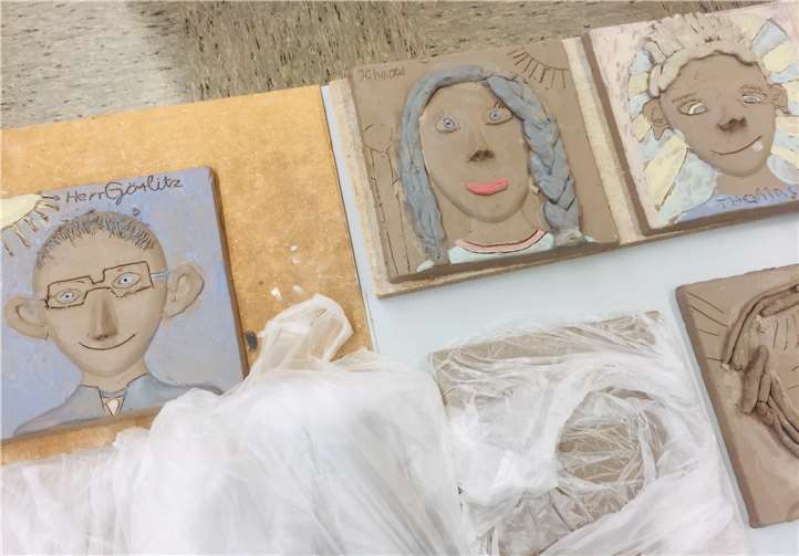 32 Selbstportraits in Keramik werden den „Alten Schulhof“ zieren. Fotos: privat