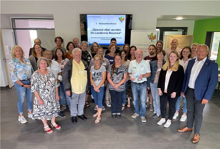 32 Vertreter von Senioren- und Migrationsbeiräten, Beratungs- und Bildungseinrichtungen, Sportvereinen, Krankenkassen und Verwaltungen hatte Landrat Achim Hallerbach (rechts) nach Linkenbach zum ersten Netzwerktreffen „Gesundheit“ eingeladen. Foto: Kreisverwaltung