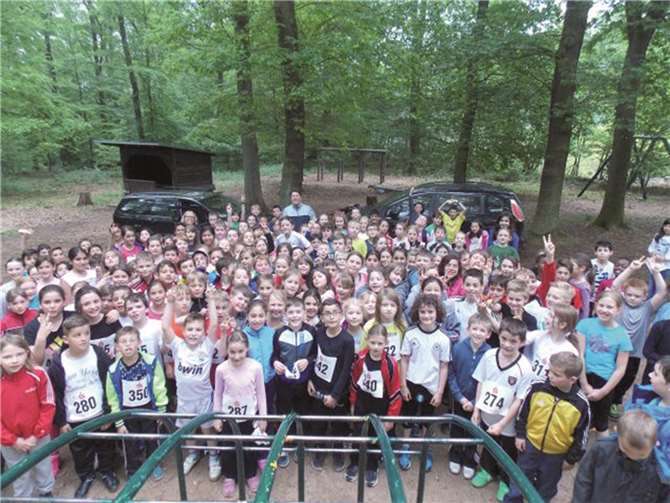 327 Schülerinnen und Schüler der Regenbogenschule nahmen am Laufabzeichen teil - 137 erreichten sogar das goldene. privat