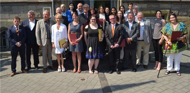 33 Personen (sieben Männer und 26 Frauen) konnten bei der jüngsten Einbürgerungsfeier in der Kreisverwaltung Neuwied als neue Kreisbürger eingebürgert werden. Die Annahme der deutschen Staatsangehörigkeit ist ein besonderes Ereignis und daher ist es Landrat Achim Hallerbach ein wichtiges Anliegen, die Urkunden stets in einem feierlichen Rahmen selbst zu überreichen.