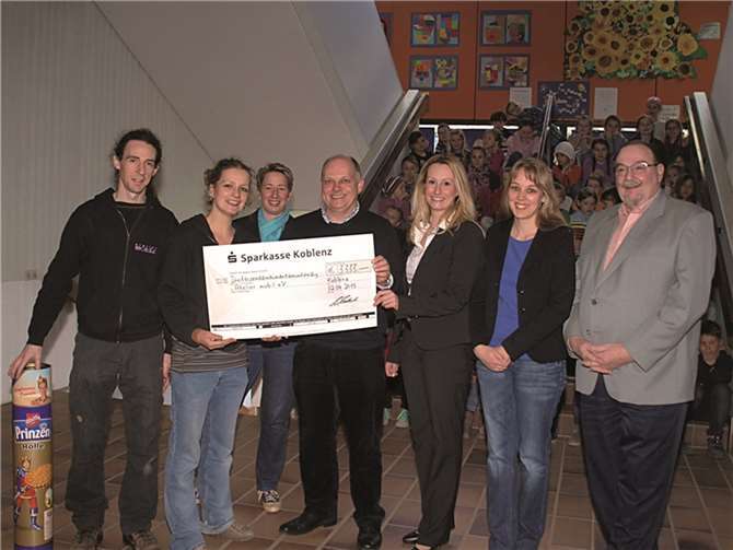 3.333 Euro aus dem Verkauf der Pins des Koblenzer Tollitätenpaar. (v.l.n.r.) Sascha Krause, 2. Vorsitzender (Atelier Mobil), Conny Beheng, 1. Vorsitzende (Atelier Mobil) Eva Eierstock, Prinz Eric Eierstock, Confluentiia Daniela, Stephanie Breuer-Treis (Page der Confluentia) und Hofmarschall Heinrich-Rudolf Reinhard (Rolli).