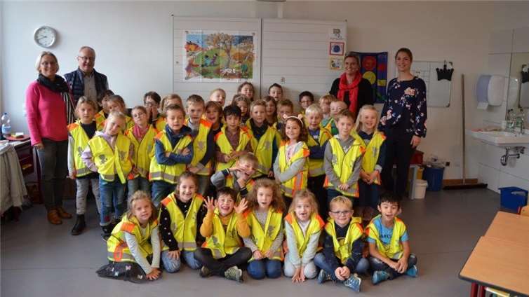 34 Erstklässler der Grundschule Nickenich freuten sich über ihre neuen Westen. Privat