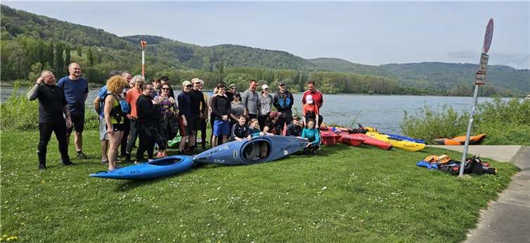 34 Kanuten machten sich auf den Weg von Leutesdorf nach Unkel.  Foto: KCU