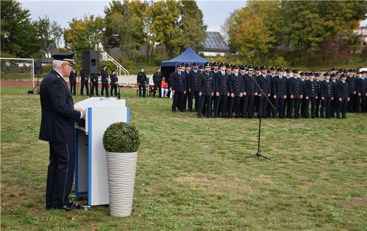 340 Beamtenanwärterinnen und -anwärter hatten auf dem Sportplatz der Bundespolizei Swittal Aufstellung genommen.