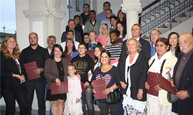 35 Bürgerinnen und Bürgern erhielten vergangene Woche die deutsche Staatsbürgerschaft im Kreishaus .FF