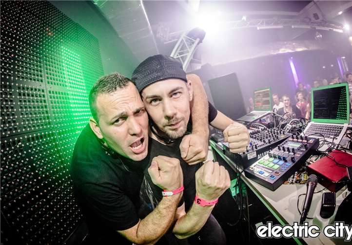 35 DJs sorgen in sechs Clubs für gute Stimmung. www.electric-city.de