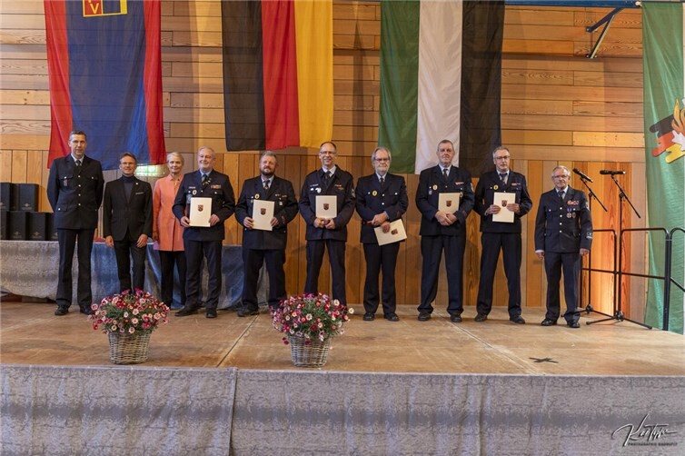 35 Jahre aktiver Feuerwehrdienst bedeuten auch zahllose Stunden für Übungen und Weiterbildungen, außerdem Erreichbarkeit rund um die Uhr – eine solche Lebensleistung verdient Respekt und Anerkennung. 