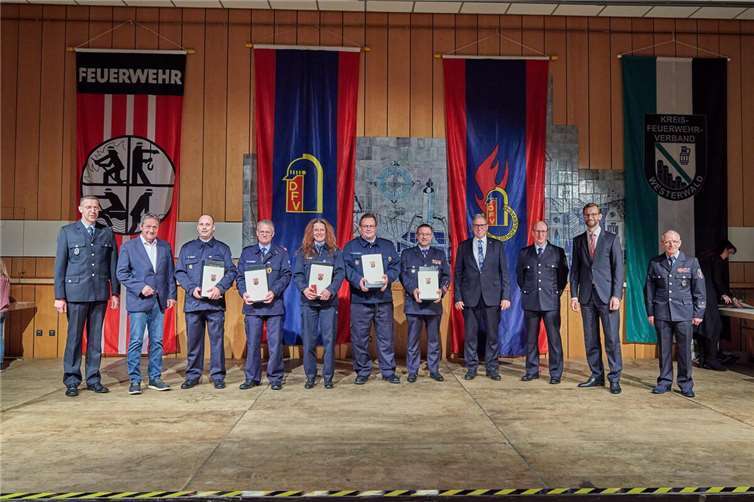 Starkes Zeichen für die Zukunft der Feuerwehr 35 Jahre aktiver Feuerwehrdienst bedeuten auch zahllose Stunden für Übungen und Weiterbildungen, außerdem Erreichbarkeit rund um die Uhr – eine solche Lebensleistung verdient Respekt und Anerkennung.