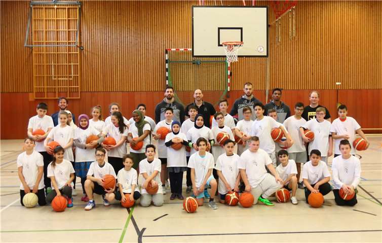 35 Kids der Hans-Dieter-Genscher-Schule mit den Baskettballstars. Deutsche Telekom/Jürgen Schwarz