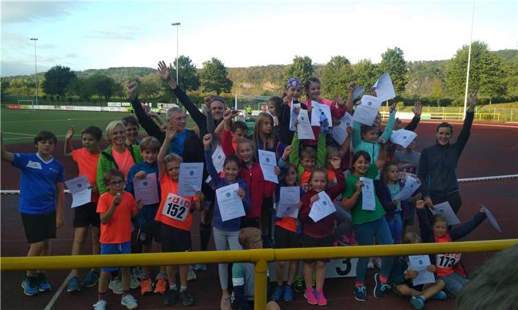 35 Kinder, Jugendliche und Erwachsene trafen sich um in drei Läufen über 800 bzw. 5000m schnelle Zeiten auf die Bahn zu bringen.Foto: privat