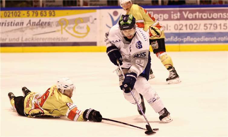 35. Minute in Ratingen: Martin Brabec bekommt den Puck im letzten Augenblick von Florian Pompino von der Schaufel gestochen. Im direkten Gegenzug erzielen die Ice Aliens das Tor zum 2:2.Privat