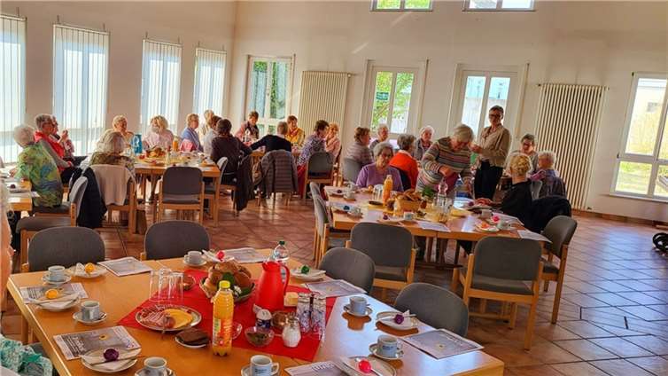 35 Mitglieder folgten der Einladung und genossen es, das Frühstück in lockerer Atmosphäre an liebevoll gedeckten Tischen zusammen zu genießen. Foto: privat