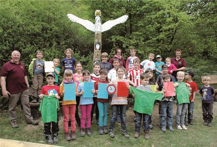 35 Wanderfalken freuten sich über die neuen T-Shirts.  UM