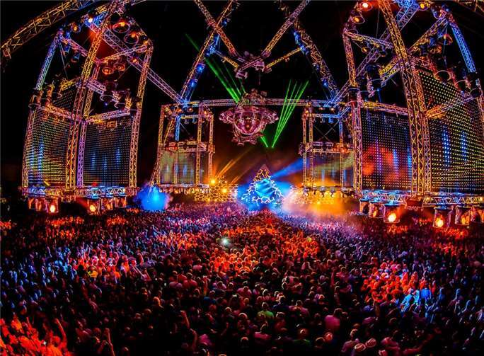 350 DJs werden auf 23 Floors für super Stimmung, Sound und eine geniale Lichtershow sorgen. www.nature-one.de