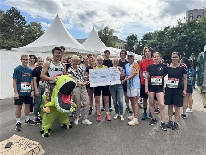 350 Euro haben ehemalige Abiturienten ihrer Schule gespendet. Das Eichendorff-Gymnasium hat damit die Startgebühr beim Firmenlauf für seine Teilnehmenden finanziert. Die Freude auf beiden Seiten war groß. Foto: Eichendorff-Gymnasium