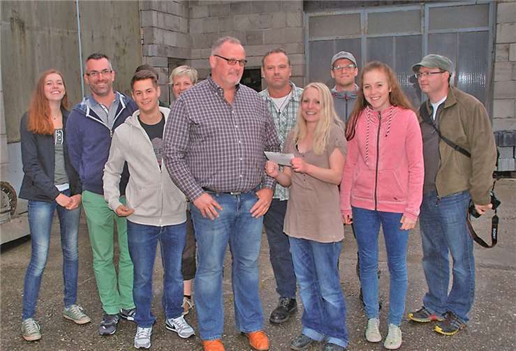 350 Euro spendeten die angehenden Jäger der Wildvogelstation Kirchwald. privat