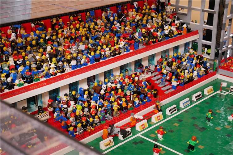 3.500 Mini-Figuren sind in dem Stadion zu sehen.