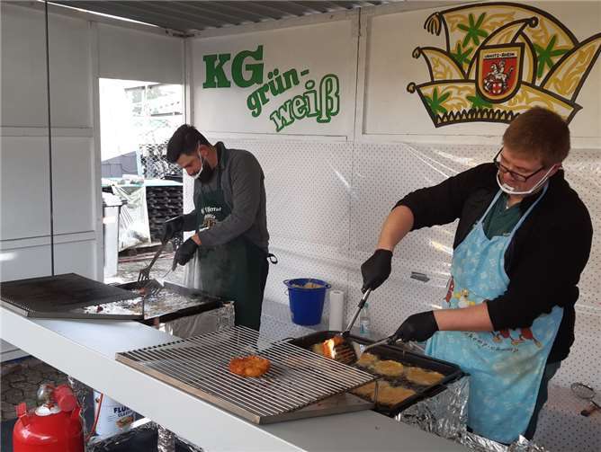 3600 Kröbbelches haben die fleißigen Helfer gebacken. Fotos: privat