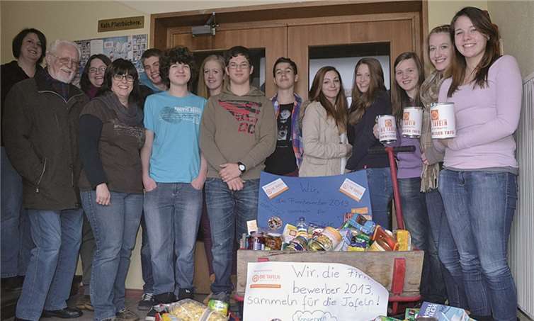 362 Euro in bar und eine ganze Pkw-Ladung hochwertiger Lebensmittel konnten die Firmlinge der Tafel übergeben. privat