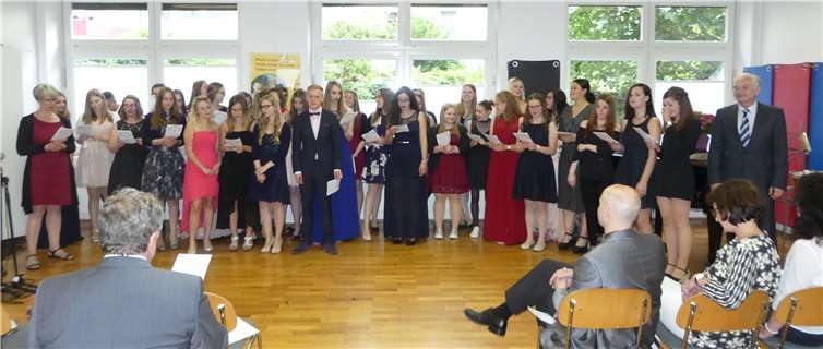 37 Sozialassistenten der Hildegard-von-Bingen-Schule konnten ihren Abschluss feiern.privat