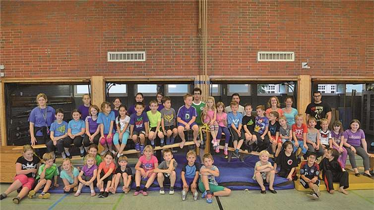 38 Jungen und Mädchen hatten sich in der Brohler Turnhalle versammelt.privat