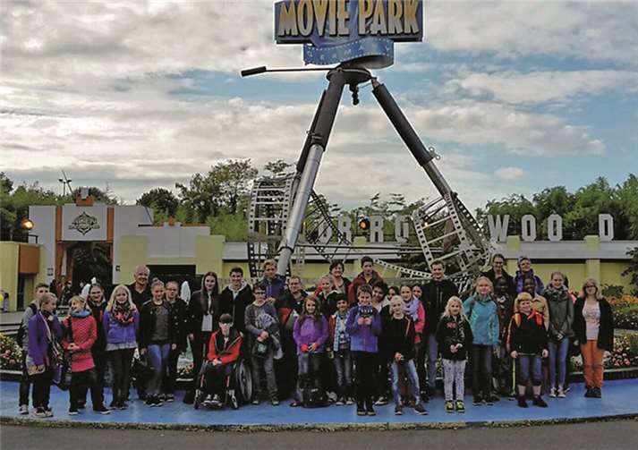 38 Messdienerinnen und Messdienern und ihre Betreuer verbrachten einen schönen Tag im Movie Park in Bottrop. privat
