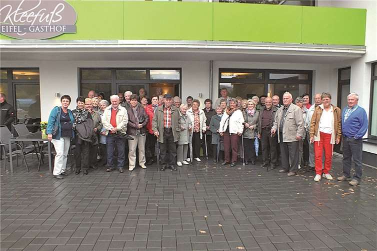 38 Senioren trafen sich vor der nach Hausefahrt zum Kaffeetrinken in Kempenich. privat