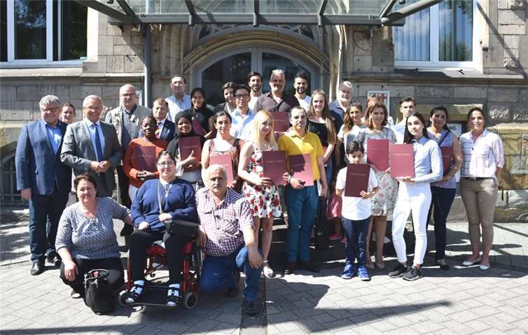 38 neue deutsche Staatsbürgerinnen und Staatsbürgern erhielten in der Kreisverwaltung Neuwied im Rahmen einer kleinen Feierstunde ihre Einbürgerungsurkunden aus der Hand von Landrat Achim Hallerbach.