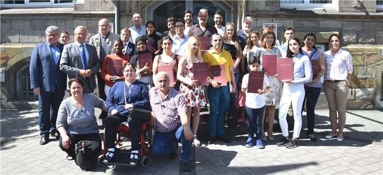 38 neue deutsche Staatsbürgerinnen und Staatsbürgern erhielten in der Kreisverwaltung Neuwied im Rahmen einer kleinen Feierstunde ihre Einbürgerungsurkunden aus der Hand von Landrat Achim Hallerbach. Kreisverwaltung Neuwied