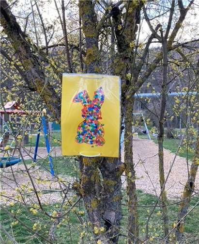 39 Hasenbilder wurden im Ort aufgehängt. Foto: privat