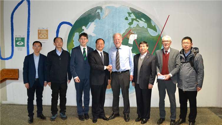 (3.v.l.) Bürgermeister Michael Mang, (4.v.l.) Delegationsleiter Xu De, (5.v.l.) Schulleiter Bernd Lorenz sowie (6.v.l.) der stellvertretende Schulleiter Alfons Plag. privat