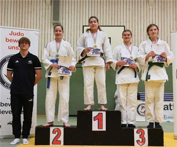 Unklerin wird erneut Westdeutsche Meisterin im Judo 3.v.l.: Salima Günther. Foto: privat