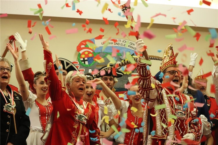 3x Erpel Alaaf – Das Jubiläumsprinzenpaar Rainer I. und Sabine I. im Konfettiregen.Fotos: Daniela Simon 