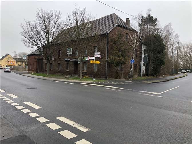 40-45 Wohnungen in Größen von 50-110 m² sollten auf dem Eckgrundstück, das bisher einen Autohandel und eine Gaststätte beheimatete, entstehen. Foto: privat