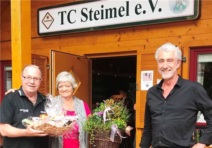 40 Jahre Mitgliedschaft im TC Steimel: Roland und Änne Eitelberg werden durch den Zweiten Vorsitzenden Christoph Hilpisch geehrt.