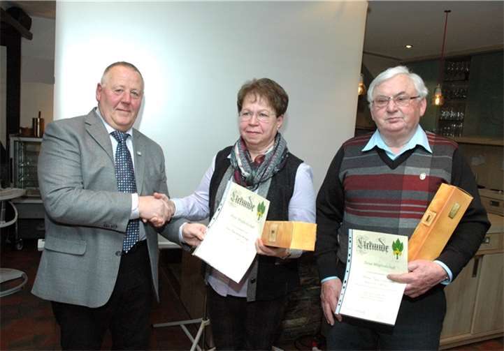 Treue Mitglieder und Wanderer geehrt 40 Jahre Treue zum Eifelverein: v.li. Vorsitzender Franz-Josef Reuter, Marianne Knieps, Paul Calenborn.