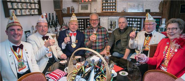 40 Jahre nach der Gründung der Ollheimer Bubbelsbröder fand sich die noch lebenden Gründungsmitglieder und ihre Söhne im Partykeller von Wilfried Hein ein und stellten das Bild vom Gründungsabend noch einmal nach (v. l.): Vorsitzender Paul Bison als Vertreter seines Vaters Wolfgang Bison, Wilfried Hein, Alexander Schulte, Wilfried Schumacher, Christoph Schmitz als Vertreter seines Vaters Konrad Schmitz, Karl Bruns und Bürgermeisterin Peter Kalkbrenner für Alois Hostnik.Fotos: JOST