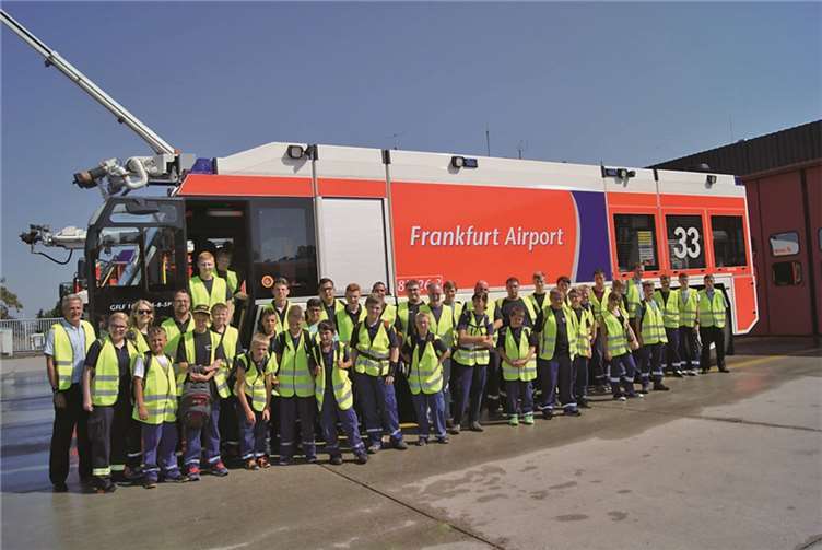 40 Jugendliche der Jugendfeuerwehren aus Bassenheim, Thür, Münstermaifeld, Pillig/Naunheim und Weißenthurm durften das Flugplatzgelände in Frankfurt und die Flugplatzfeuerwehr besichtigen.privat